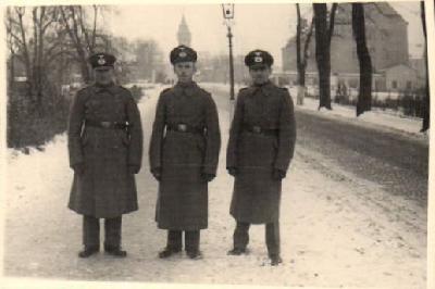 3 Polizisten im Schnee