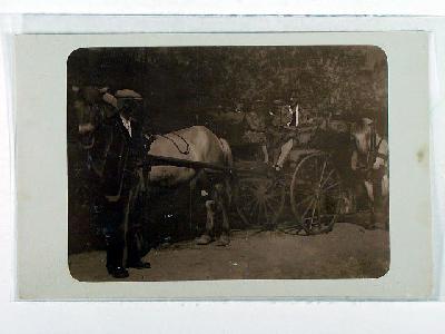 Frauen auf Kutsche, Fotokarte