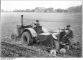 Parey, Traktorist mit Kartoffelleger.jpg
