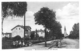 Eichwalde-Stubenrauchstraße mit Kirche