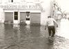 Hochwasser vor Bäckerei.jpg